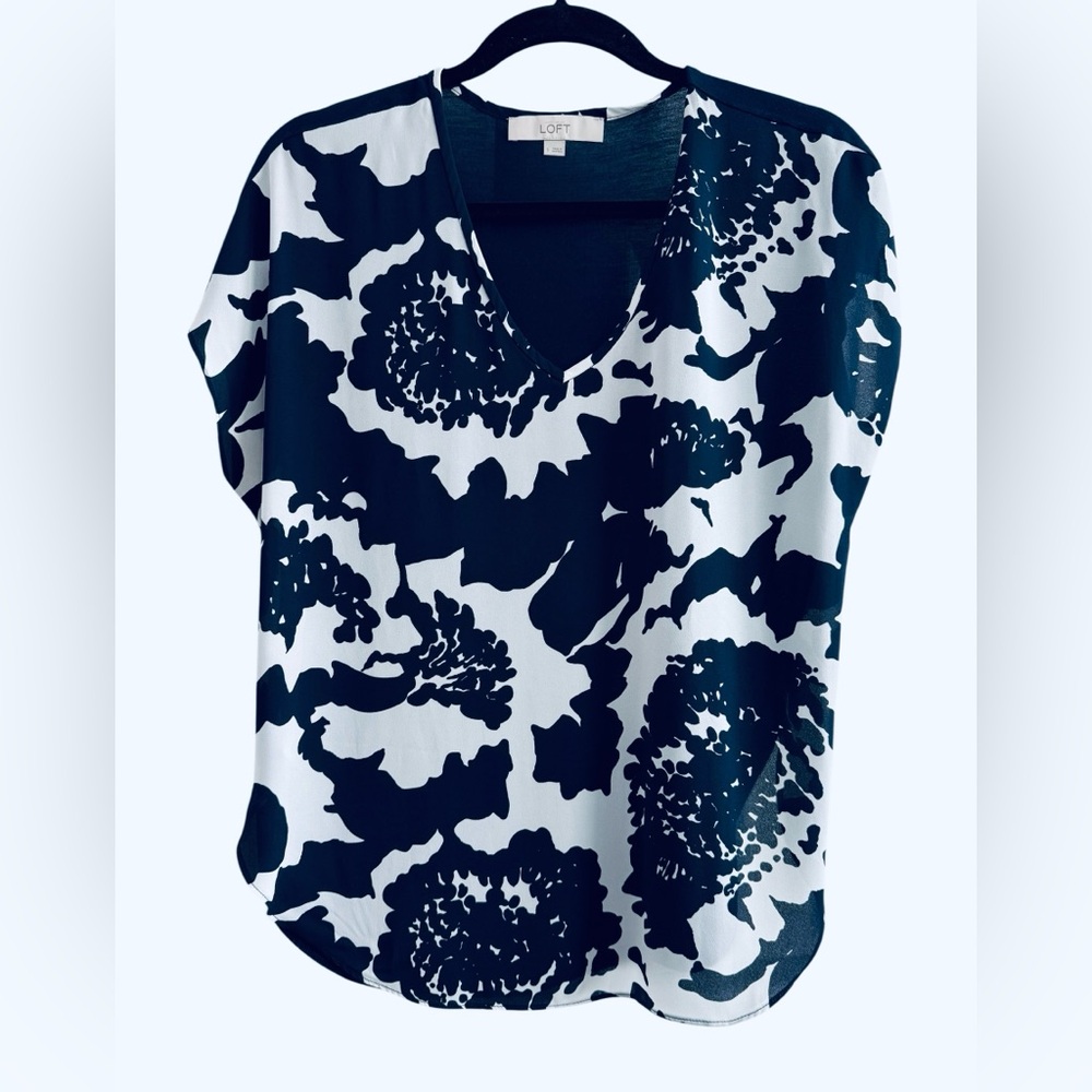 Loft Navy contemporary print blouse, cap sleeves, V-neck knit back pull over S